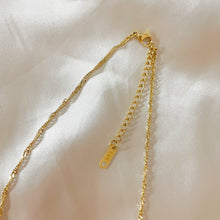 Load image into Gallery viewer, gold twist chain - trendy necklaces 2023 - valentines day jewelry - necklaces to gift your friends for valentines day
