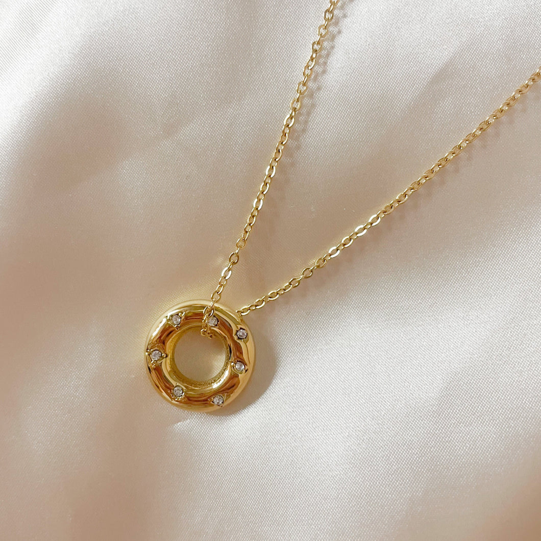 gold circle necklace - what to wear on a date - accessories for a date